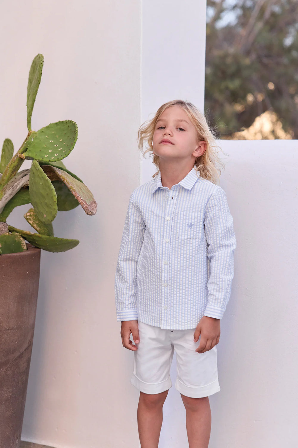 Tijdloos jongens overhemd van Tartine et Chocolat met frisse lichtblauwe witte streep print