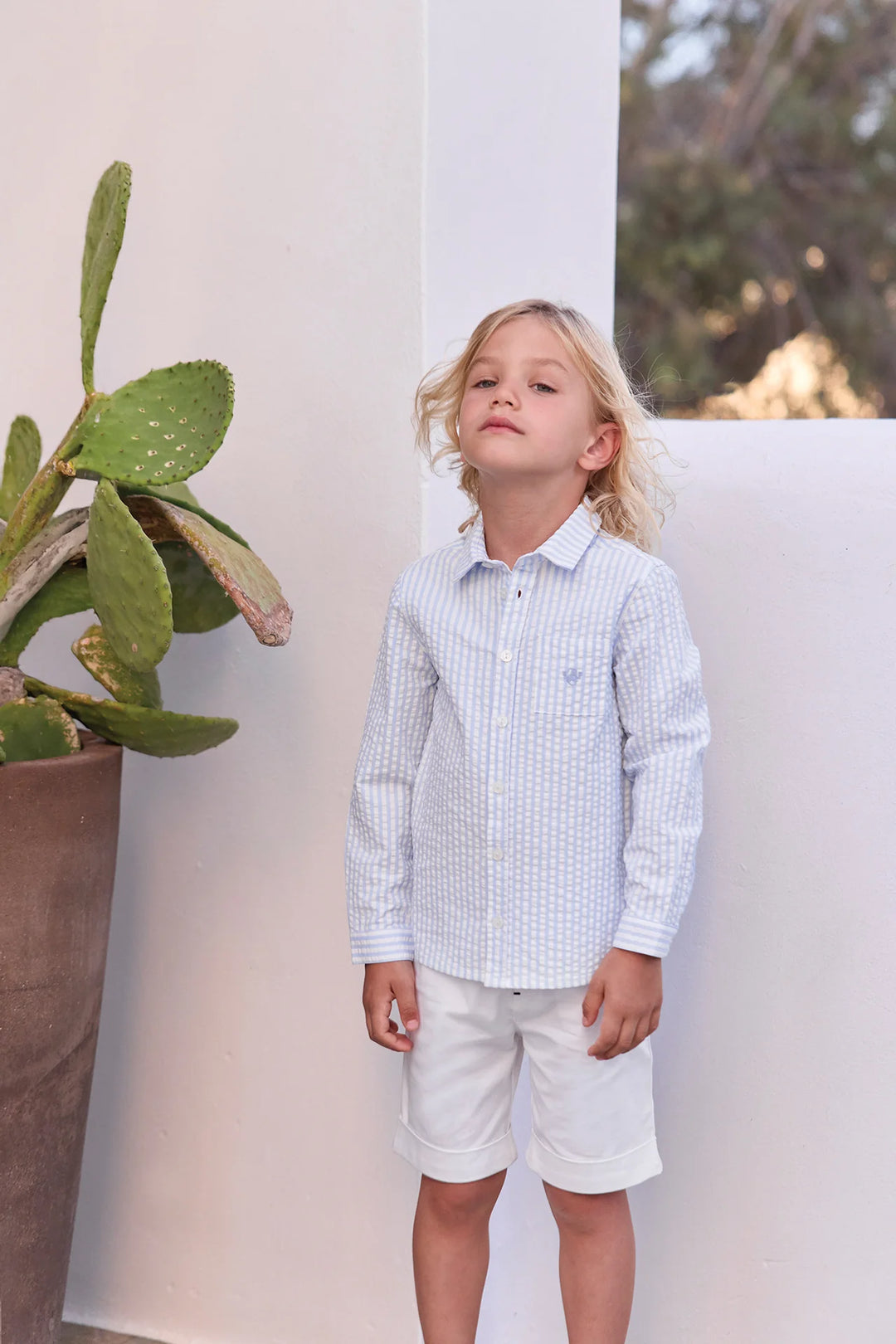 Tijdloos jongens overhemd van Tartine et Chocolat met frisse lichtblauwe witte streep print