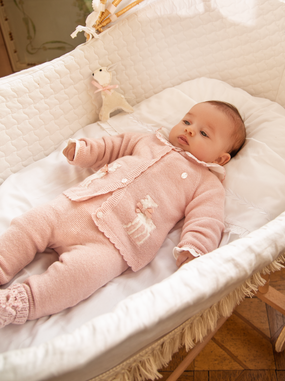 gebreid babypakje in merino wollen mix met hertjes in oudroze van patachou