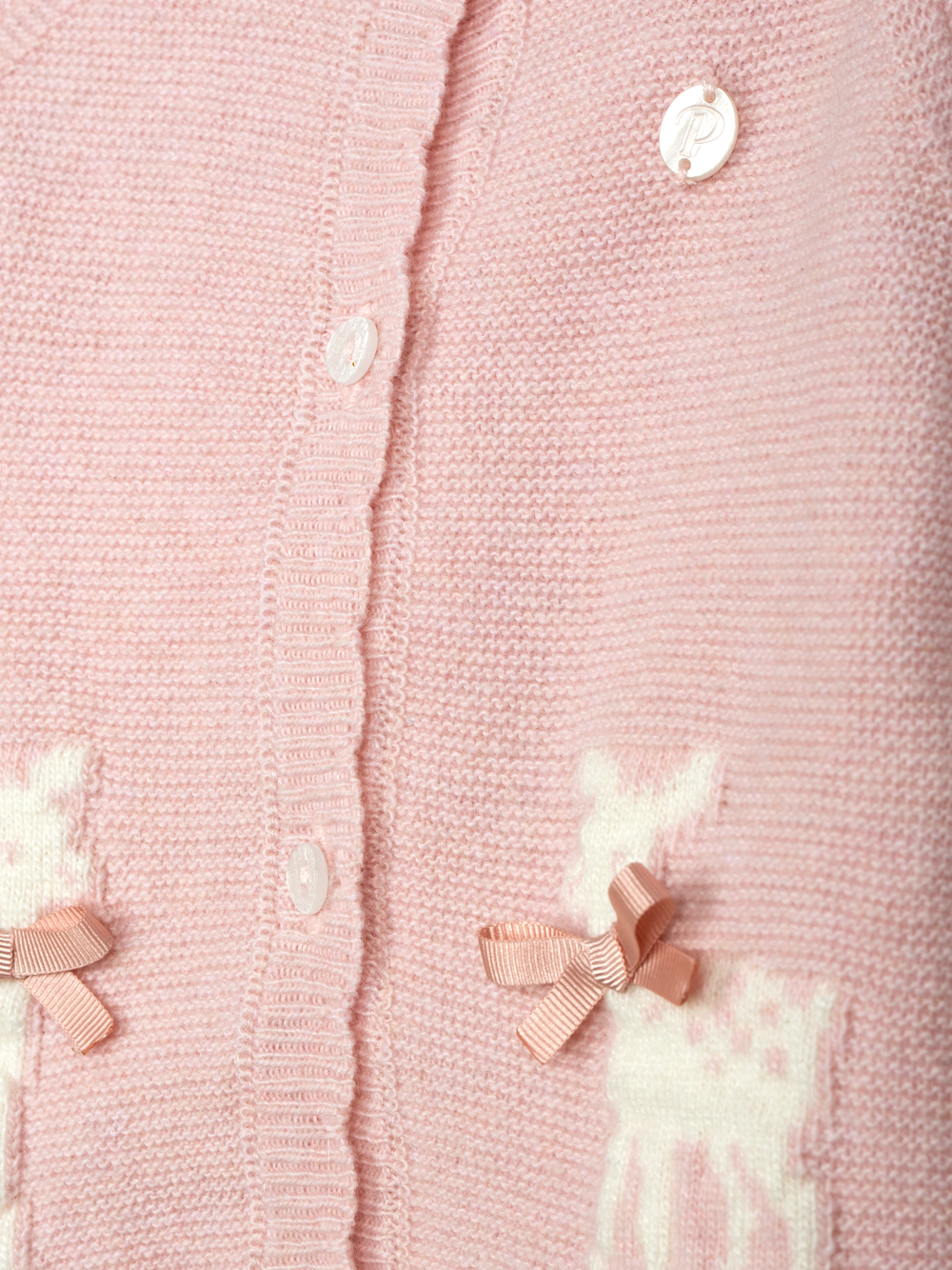 detail vestje met hertjes gebreid en schulprand met strikjes