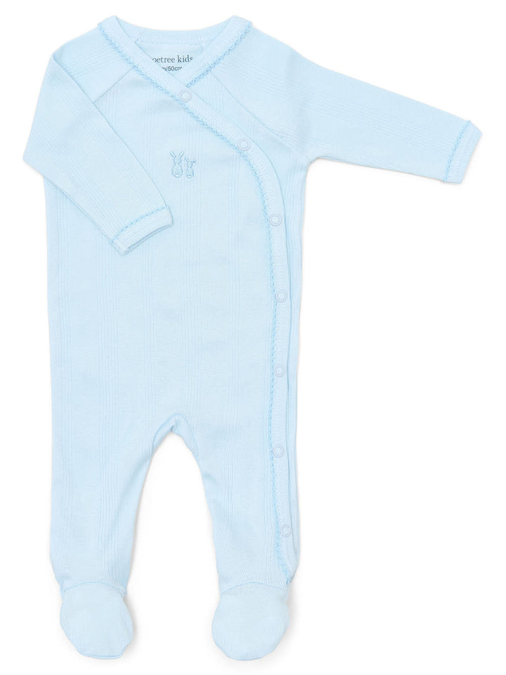 lichtblauw rib katoenen babypakje met picot, voetjes en geborduurde konijntjes