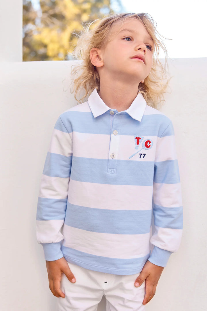Jongen draagt lichtblauw-wit-gestreepte polo van Tartine et Chocolat met frisse en tijdloze uitstraling