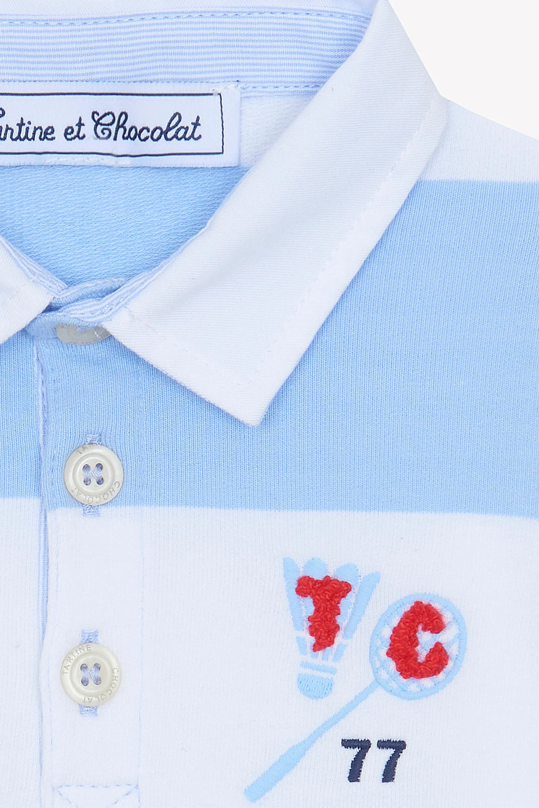Gespriete polo in wit-lichtblauw streepdessin met badminton print