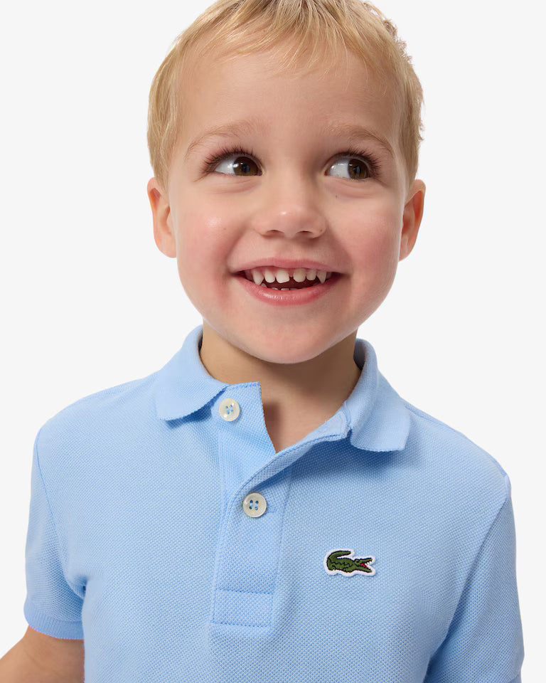 Lichtblauwe Lacoste polo met krokodil aan bij jongetje