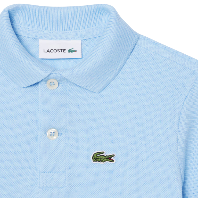 Lichtblauwe polo met krokodil van het merk Lacoste