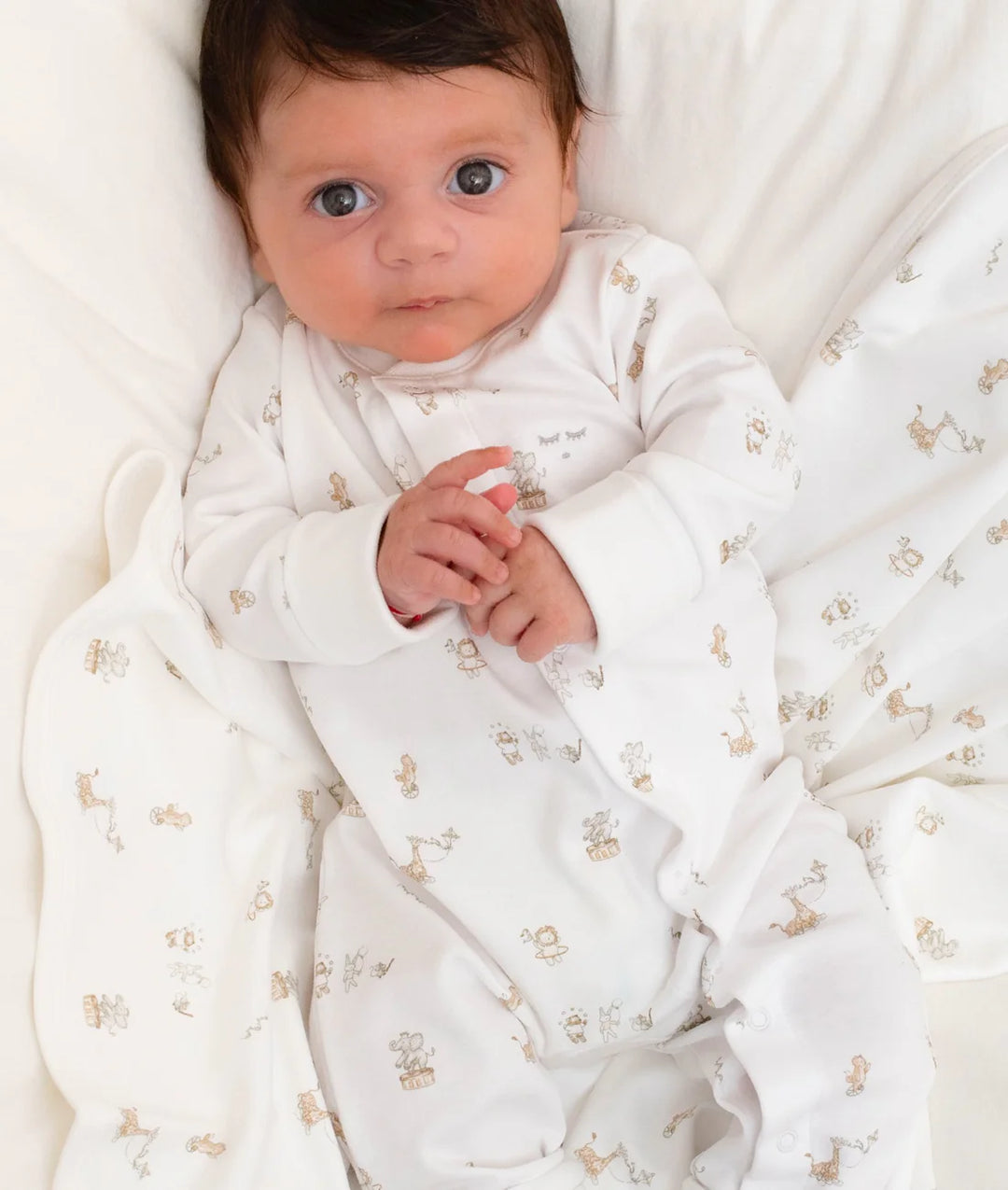 babypyjama met print van het merk LIVLY aan bij baby