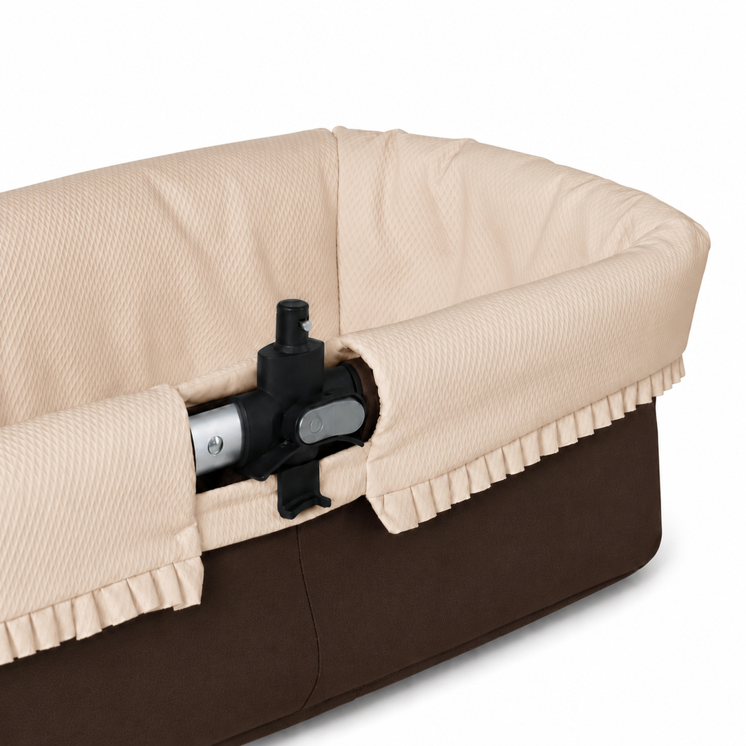 camelkleurige omrander + matrashoes voor de kinderwagen in camel met ruffle rand