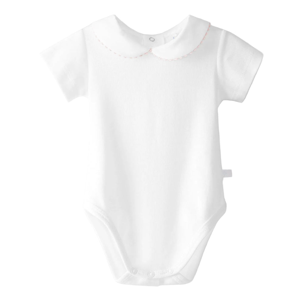 witte romper met korte mouwen en peter pan kraag met serpentine sierrand in lichtroze van Laranjinha