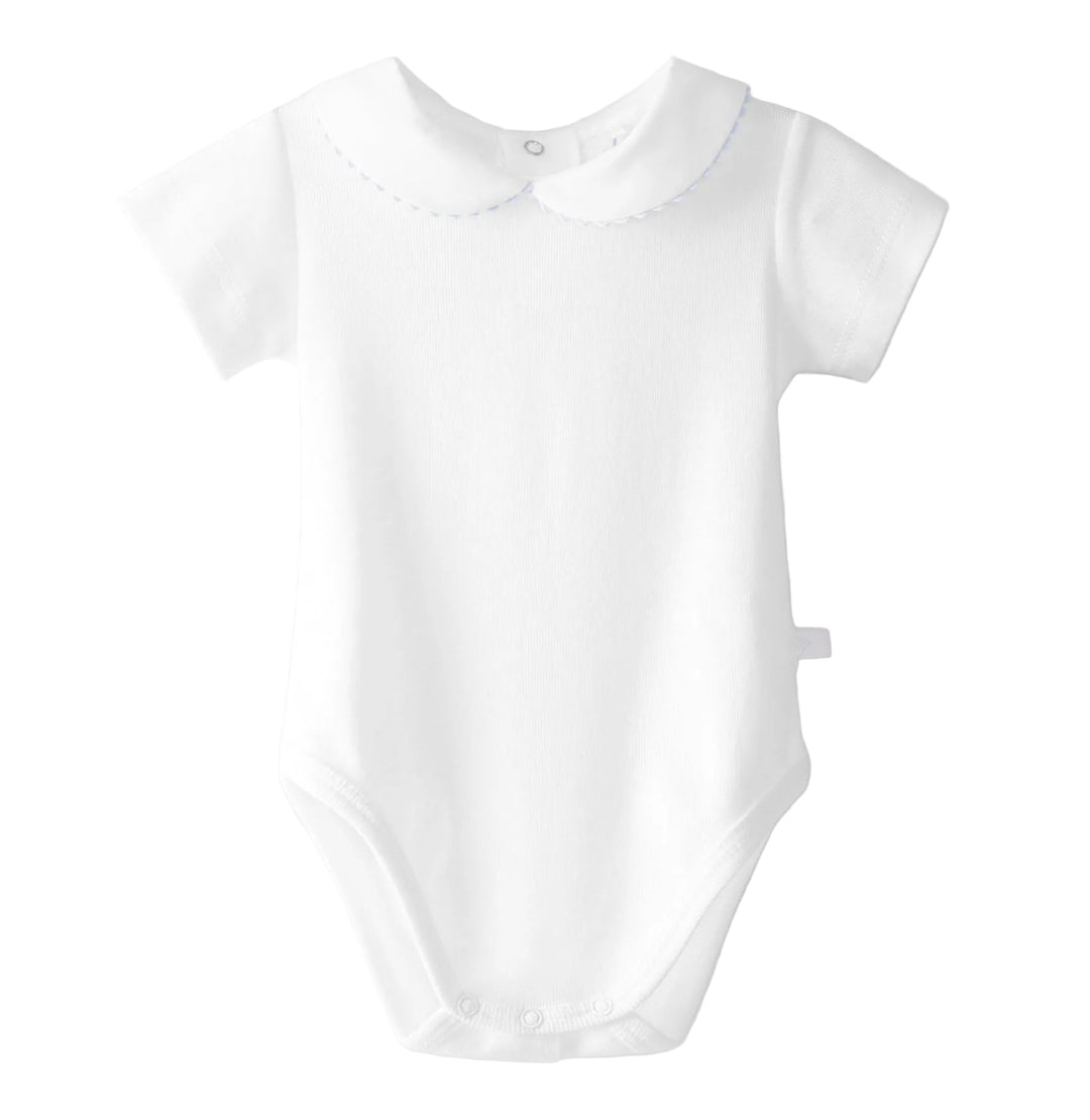 Witte romper met peter pan kraag en sierpectine sierrand in lichtblauw 