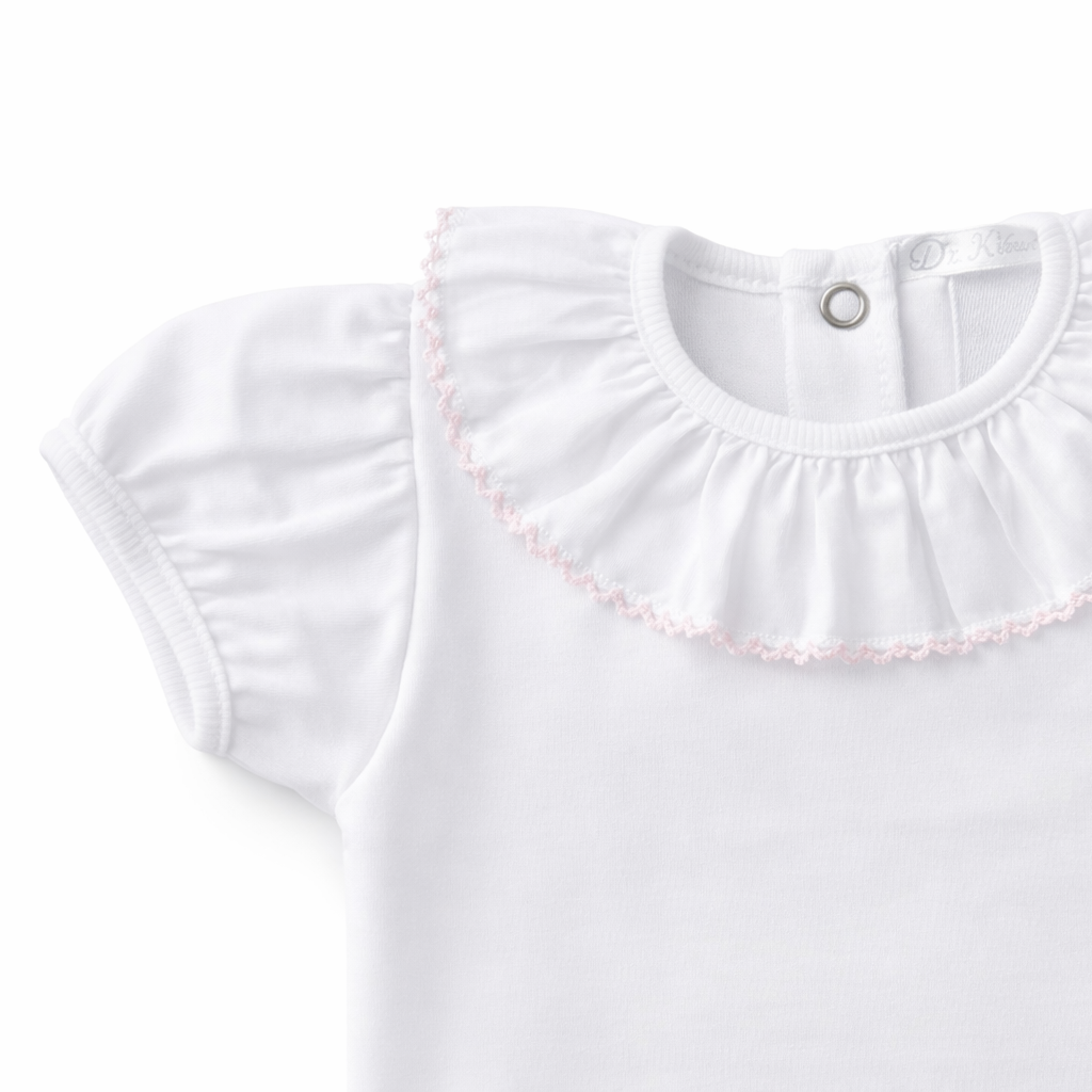 detail van witte romper met korte potmouwtjes met lichtroze bies van Dr. Kid