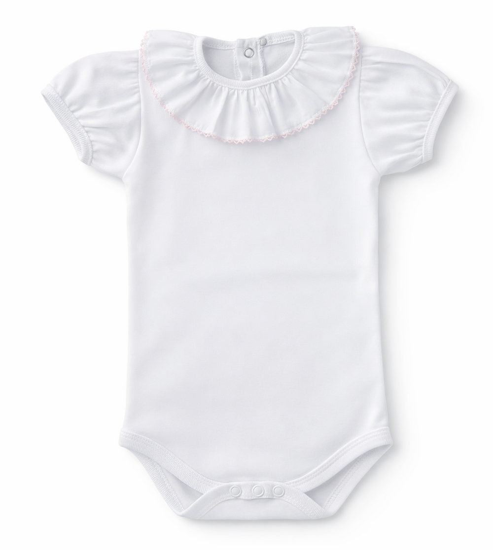 Romper met korte potmouwtjes en lichtroze biesje rond de volant kraag van het merk Dr. Kid 