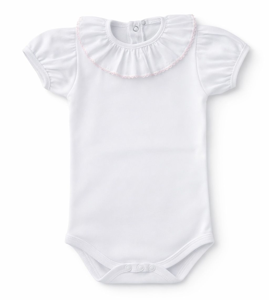 Romper met korte potmouwtjes en lichtroze biesje rond de volant kraag van het merk Dr. Kid 