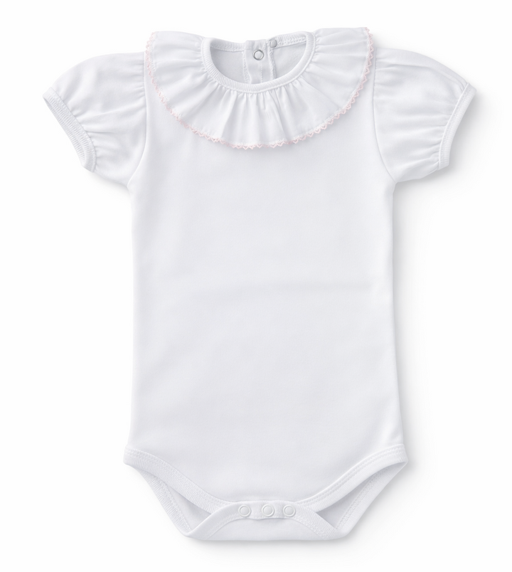 Romper met korte potmouwtjes en lichtroze biesje rond de volant kraag van het merk Dr. Kid 