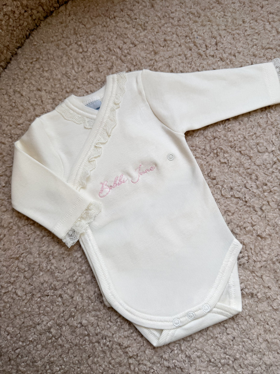 Gepersonaliseerde romper met kanten details van Babidu 