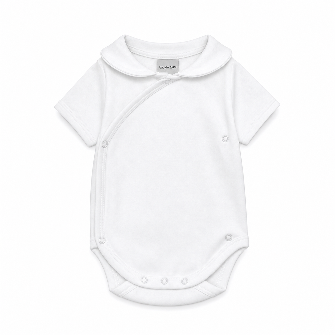 Babidu romper met rond kraagje en overslag. Unisex ondergoed