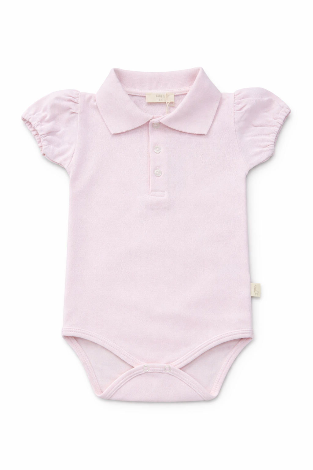 Lichtroze baby rompertje in polo-stijl met kraagje, drie witte knoopjes en korte pofmouwtjes, netjes gladgestreken en plat gefotografeerd op een egale witte achtergrond