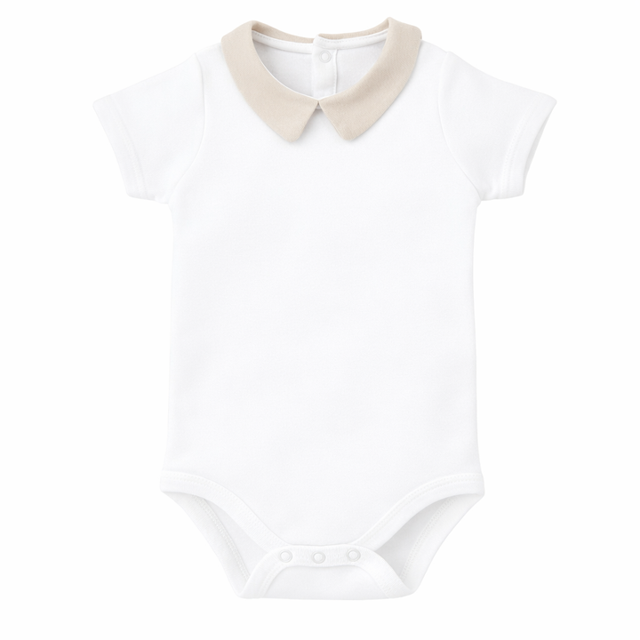 Romper met punt kraag en korte mouwen kraagje in sand kleur van het merk Babidu