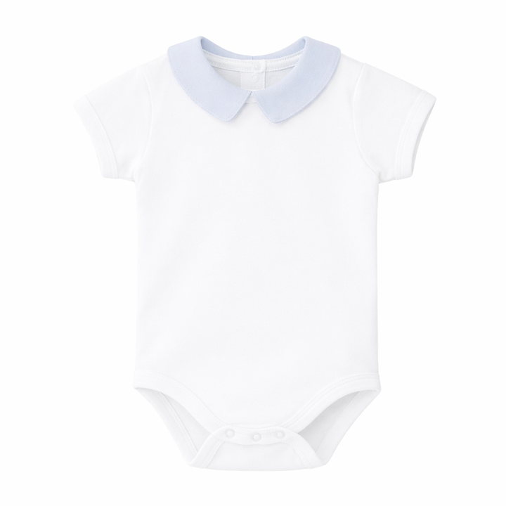 Witte romper met lichtblauwe punt kraag van het merk babidu