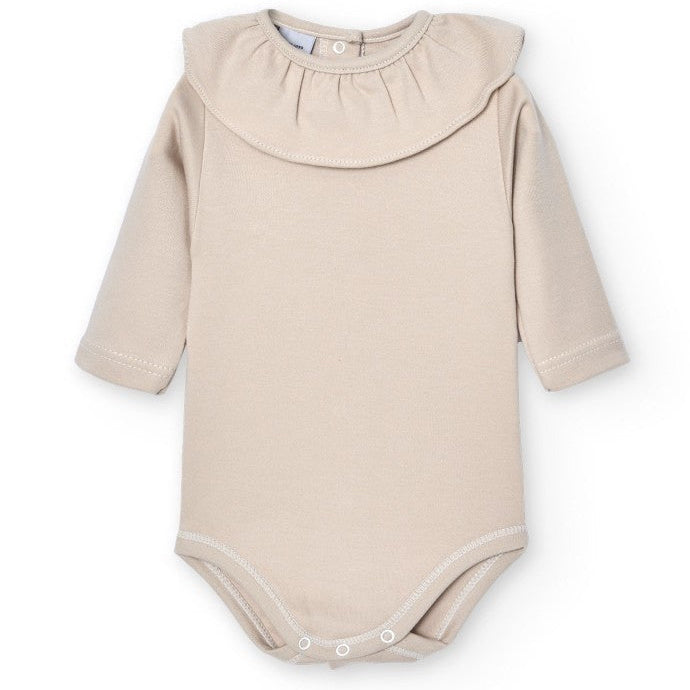 zandkleurige romper met lange mouwen en brede kraag van het merk Babidu 