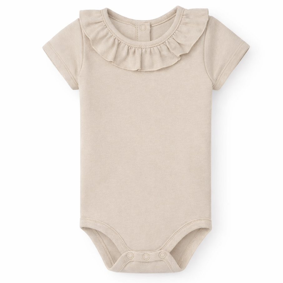 zandkleurige romper met korte mouwen en katoenen volant kraag van Babidu 