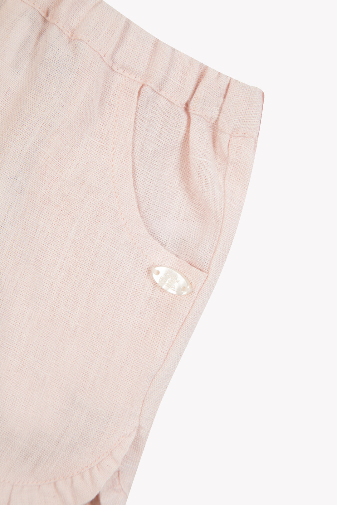 Detail van 100% linnen meisjesbroekje in pale pink met verfijnde afwerking en verstelbare tailleband van Tartine et Chocolat