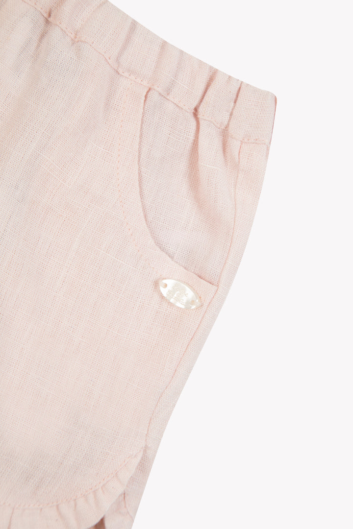 Detail van 100% linnen meisjesbroekje in pale pink met verfijnde afwerking en verstelbare tailleband van Tartine et Chocolat