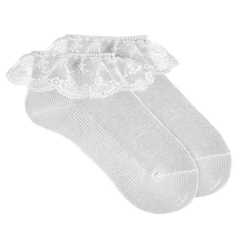 Witte sokjes met kanten detail van het merk Cóndor 
