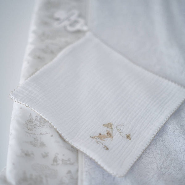 Beige speendoek met borduring uit de garden party collective van theophile et patachou