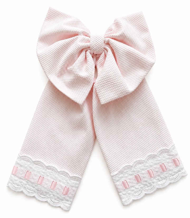 Babyroze strik met broderie rand van pique katoenen stof