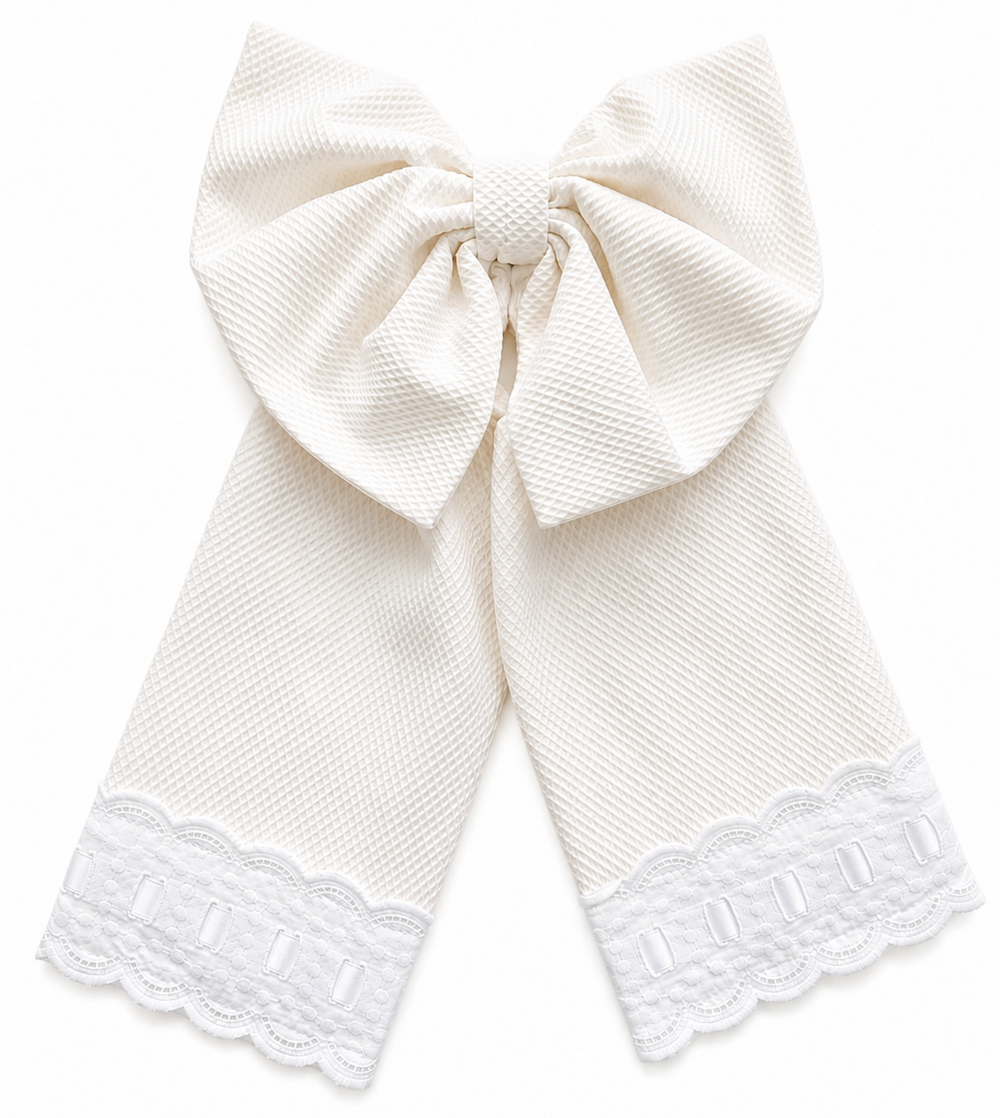 Offwhite strik met broderie rand te personaliseren met naam