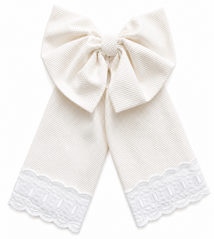Offwhite strik met broderie rand te personaliseren met naam