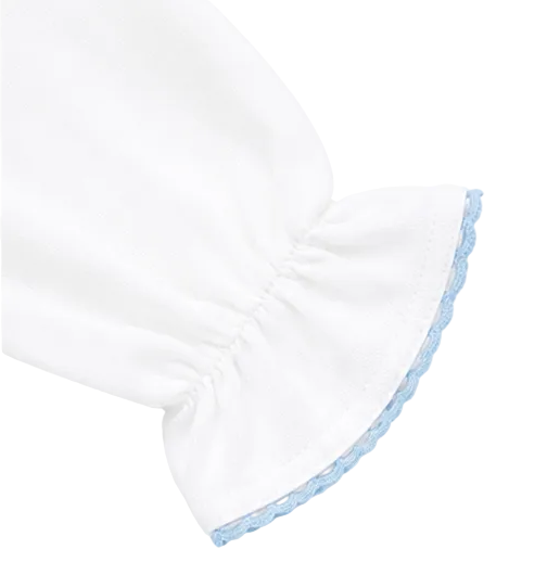 Mouw details met sierlijke lichtblauw bies