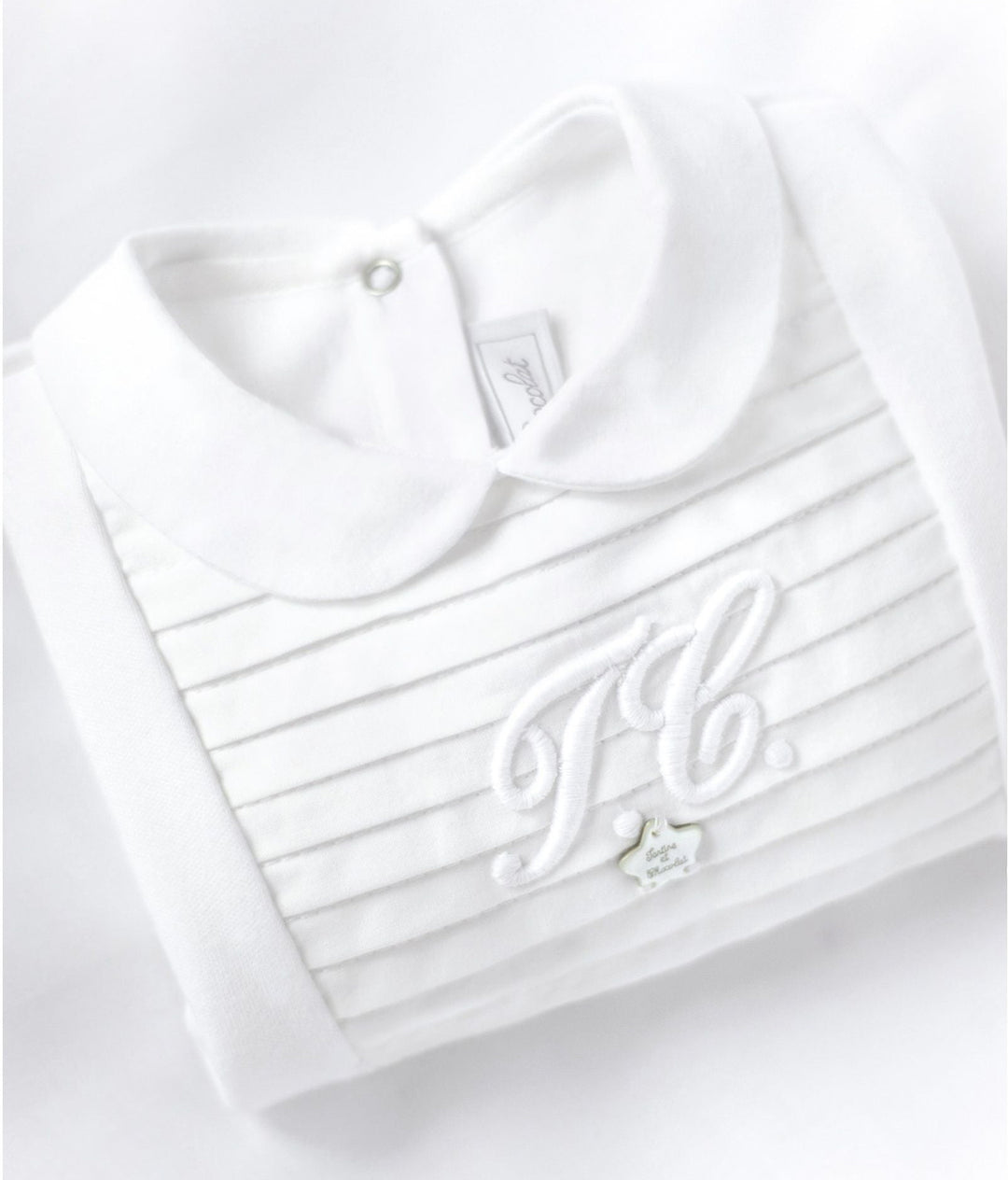 close up van Tartine et chocolat babypakje met TC logo en plisse details in offwhite 