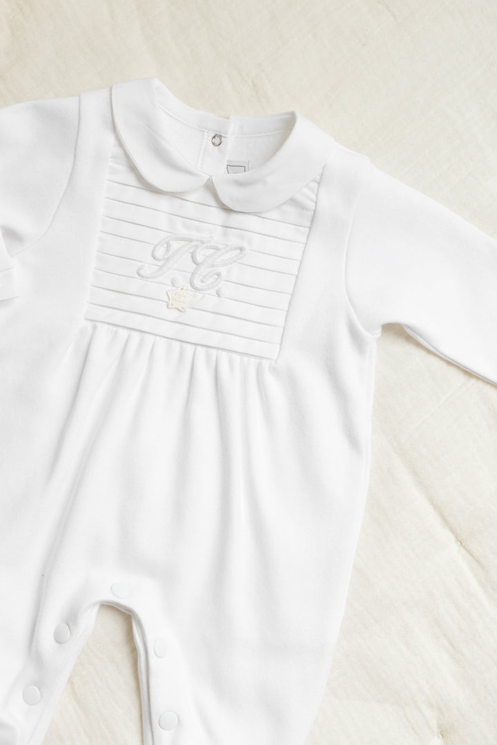 unisex babypakje in offwhite met plisse details en TC logo met ronde kraag van Tartine et chocolat 