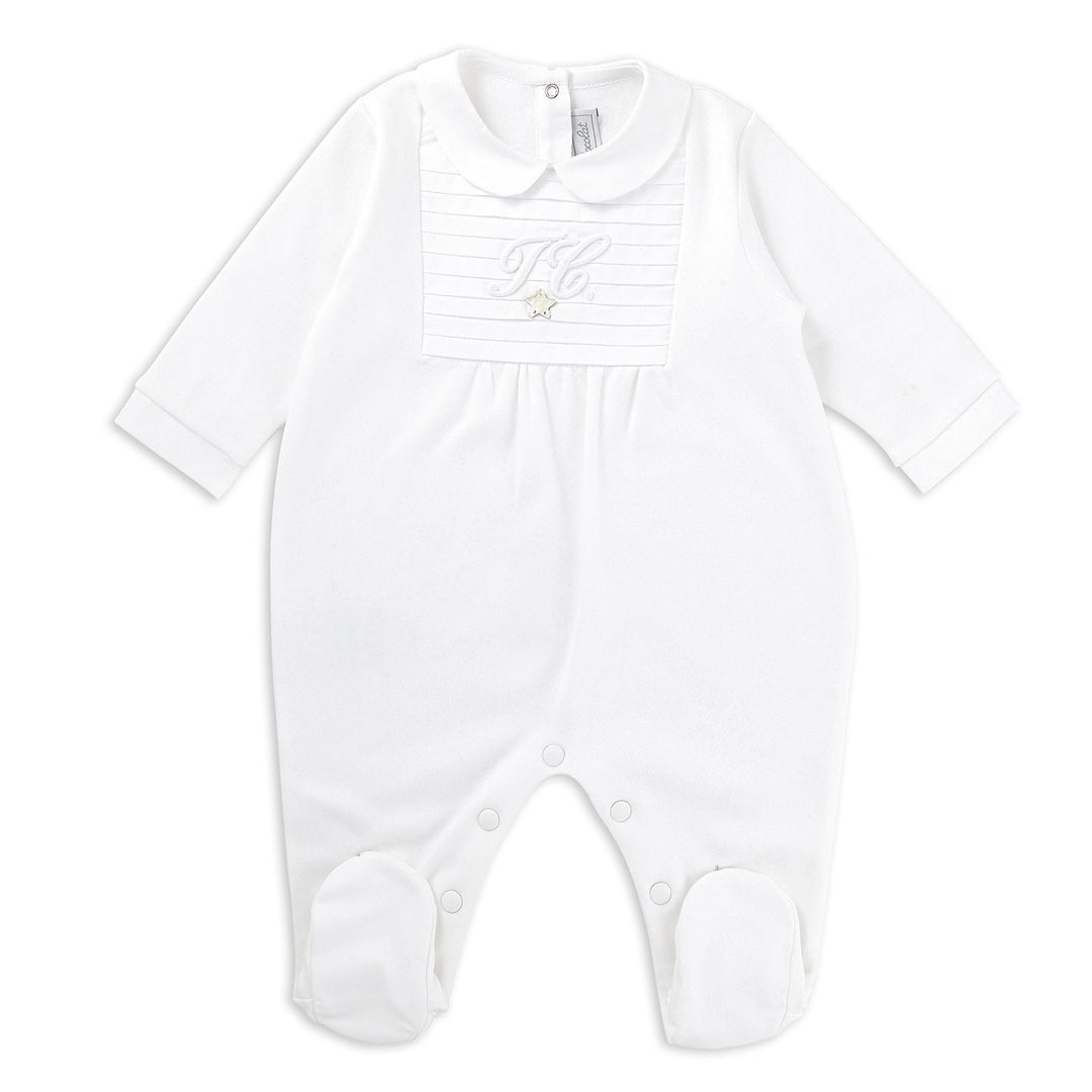 klassiek babypakje met monogram en plissé in offwhitevvan het merk Tartine et Chocolat