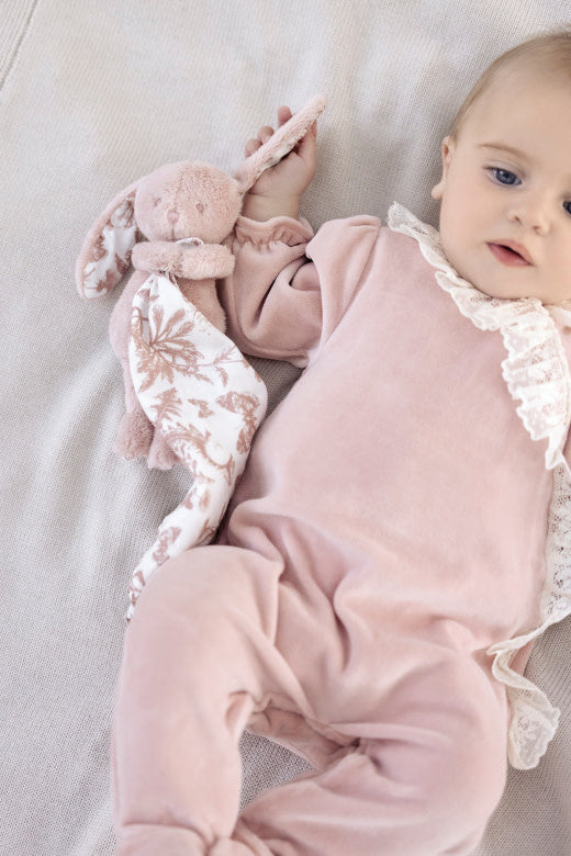 Konijntje doudou in toile de jouy print in oudroze van tartine et chocolat