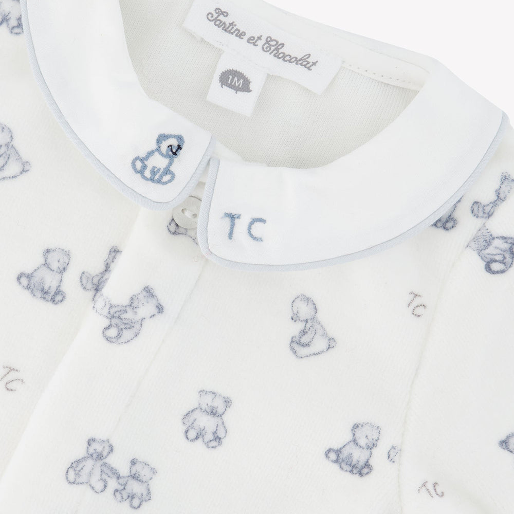 velours babypakje met beertjes in lichtblauw en TC logo op kraagje
