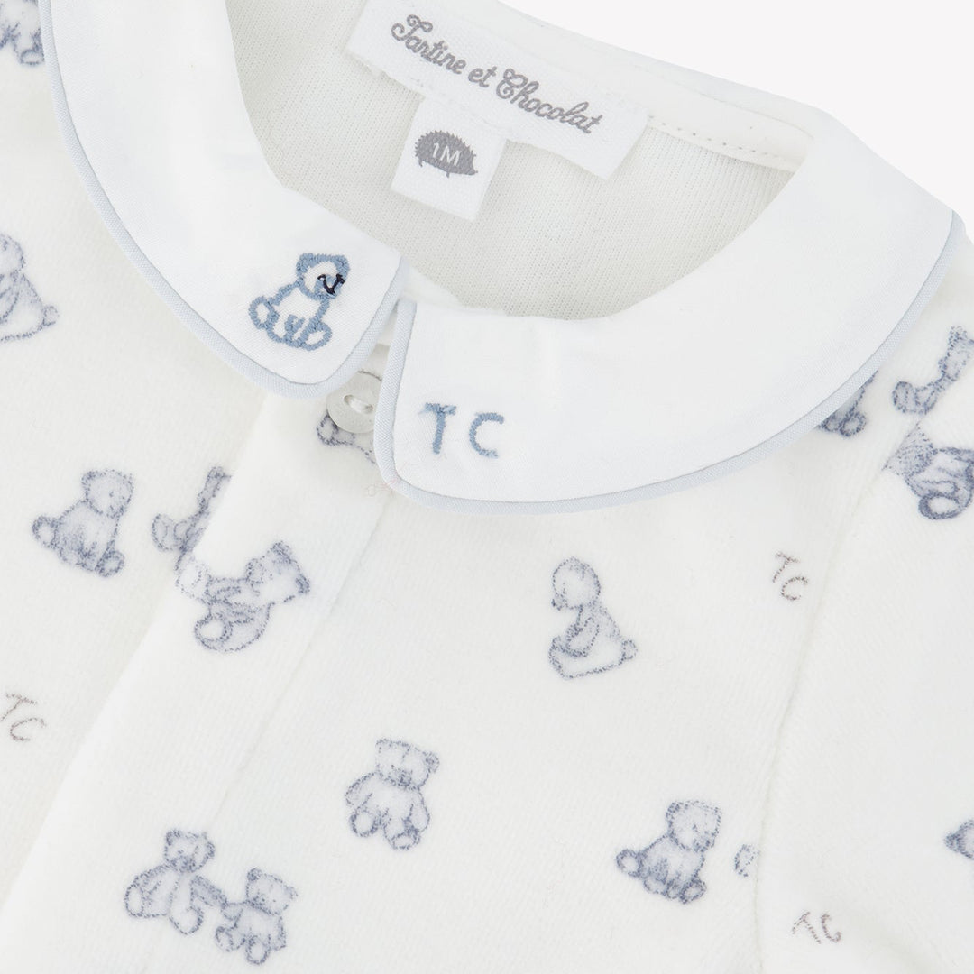 velours babypakje met beertjes in lichtblauw en TC logo op kraagje