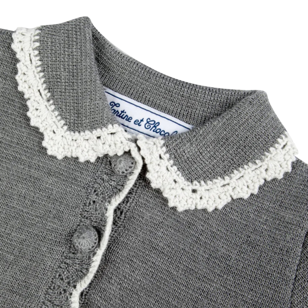 details kraagje van lichtgrijs vest met ajour gebreide details in offwhite van tartine et chocolat