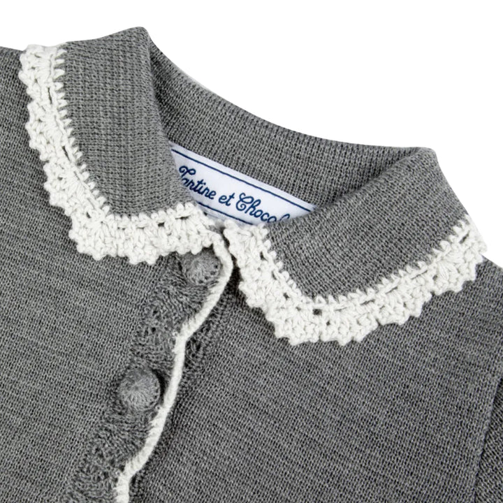 details kraagje van lichtgrijs vest met ajour gebreide details in offwhite van tartine et chocolat