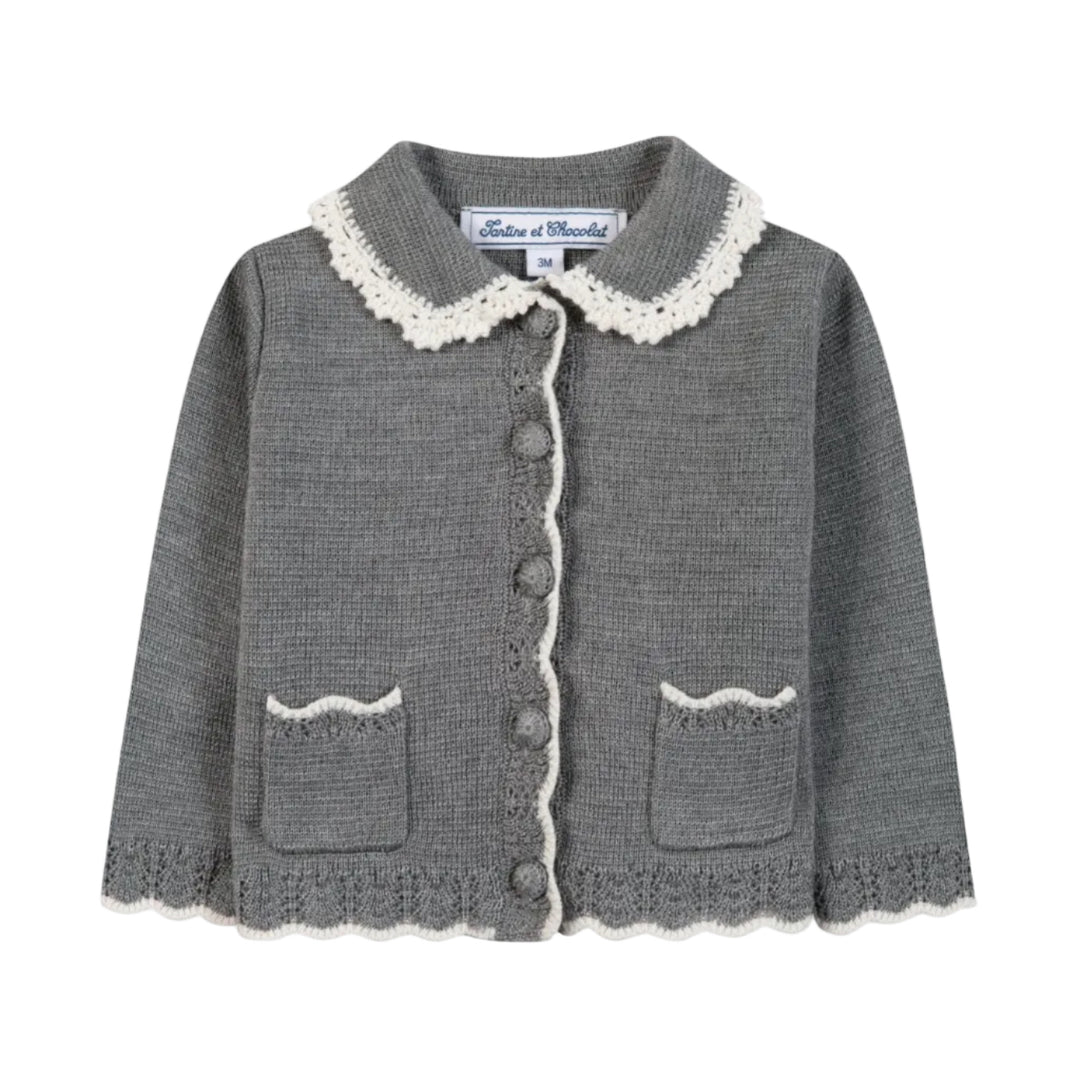 Luxe gebreid vest met ajour gebreide details in offwhite met knopen en kraagje in grijs van tartine et chocolat 