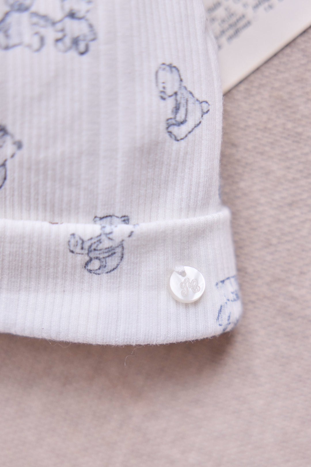Rib katoenen mutsje met TC logo en blauw beertjesmotief