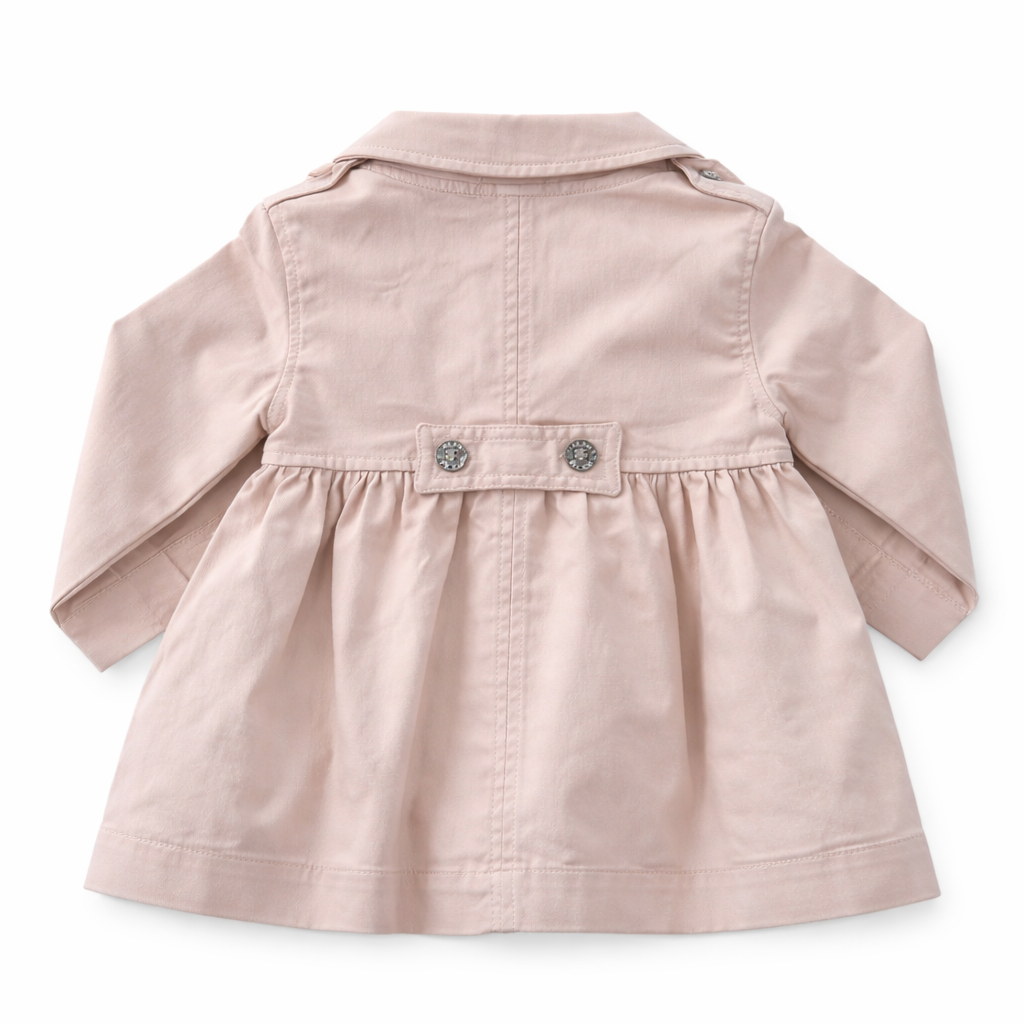 achterkant van camelkleurige trenchcoat van het merk Dr. Kid