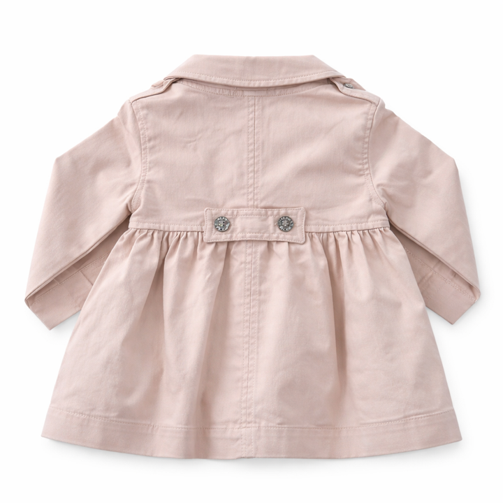 achterkant van camelkleurige trenchcoat van het merk Dr. Kid