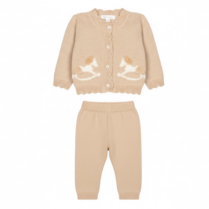 Patachou tweedelige gebreide babyset met hobbelpaardjes, vestje en Broeke in neutrale tint