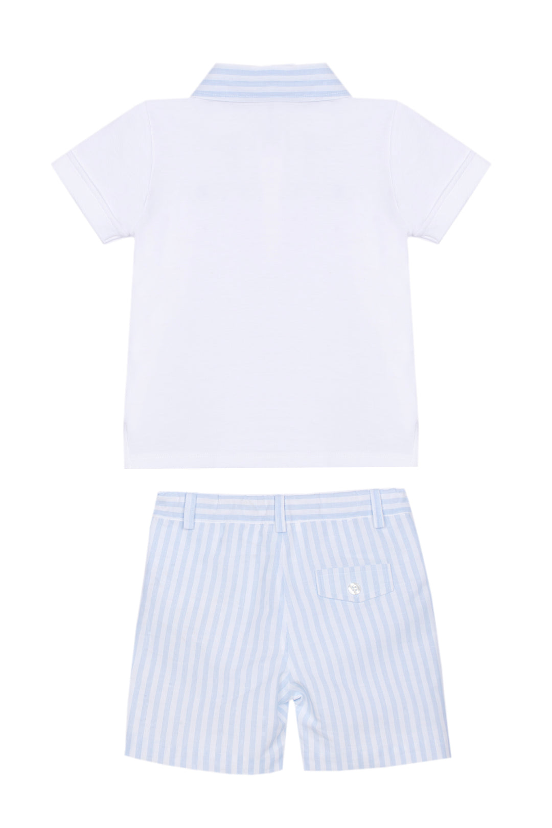 achterzijde. van jongens short met lichtblauw streepdessin met bijpassende polo 