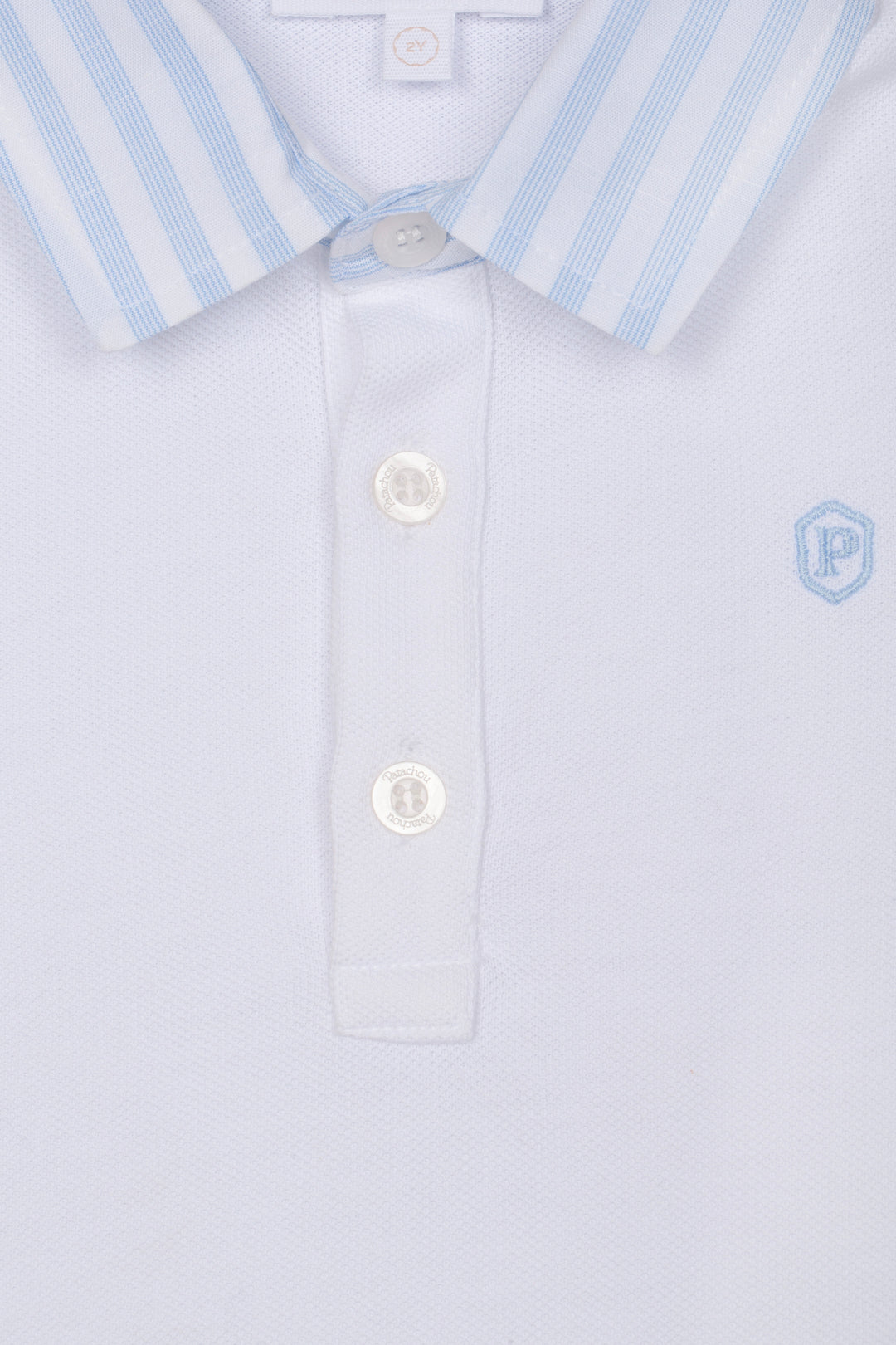 Detail van Patchou polo shirt met lichtblauw gestreepte kraag en patachou logo 