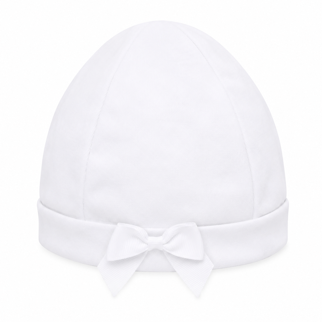 baby mutsje velours in het wit velours met grosgrain strik 