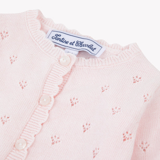 Detail van ajour gebreid vestje Tartine et chocolat met schulprand in lichtroze 