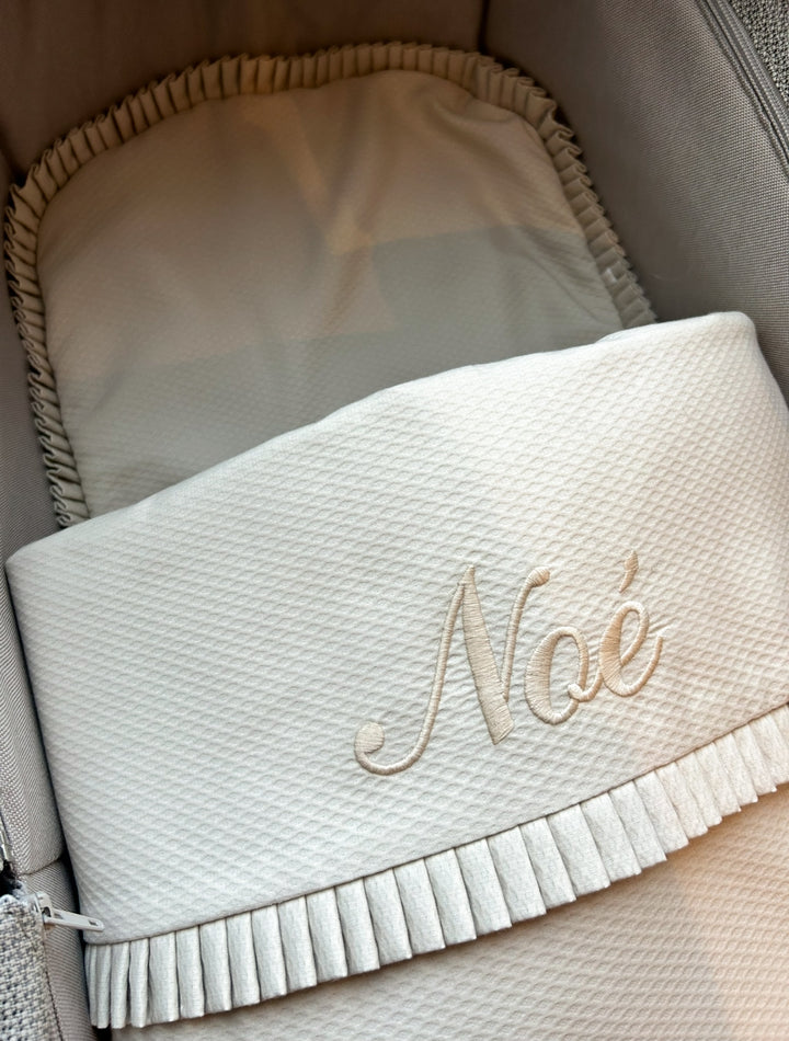 Voetenzak voor de reiswieg met naam gepersonaliseerd in Camel 